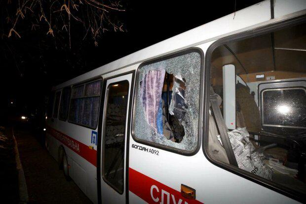 Відомо, хто бив вікна в автобусах, якими везли евакуйованих людей з Китаю в Нові Санжари. ВІДЕО