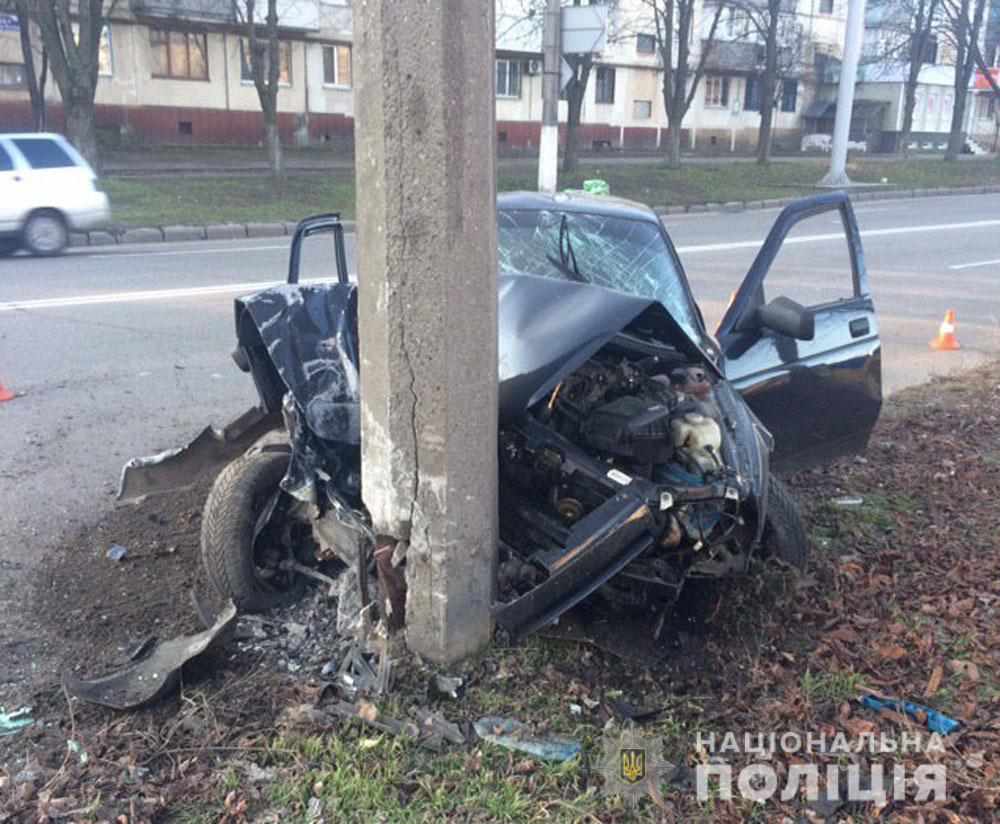 У Кременчуці таксист через сонливість протаранив електроопору