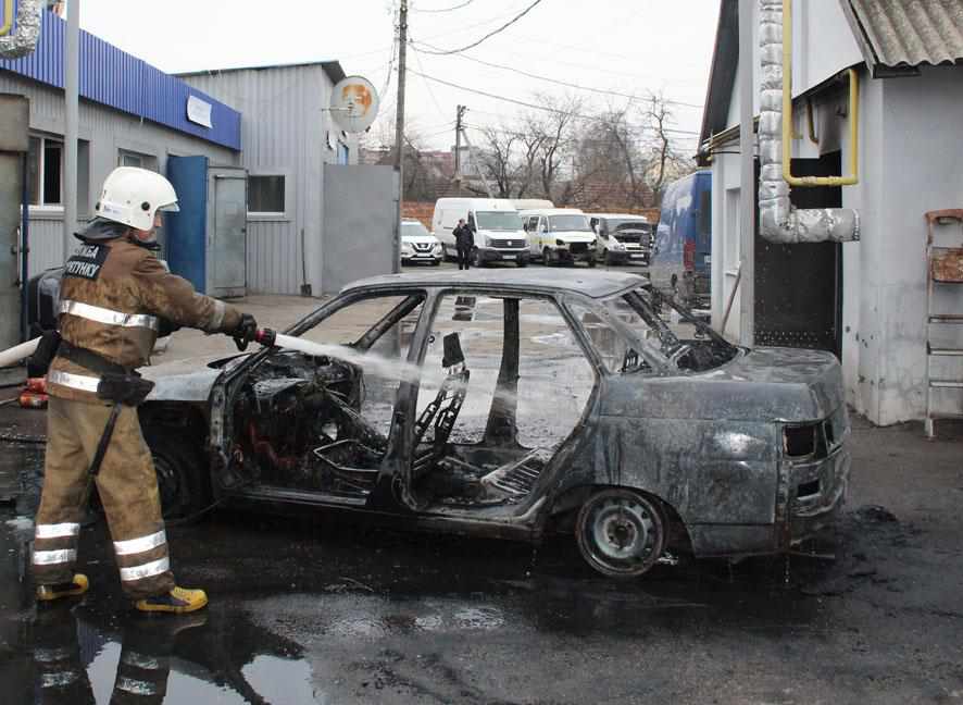 У Полтаві біля СТО в Шевченківському районі згорів автомобіль