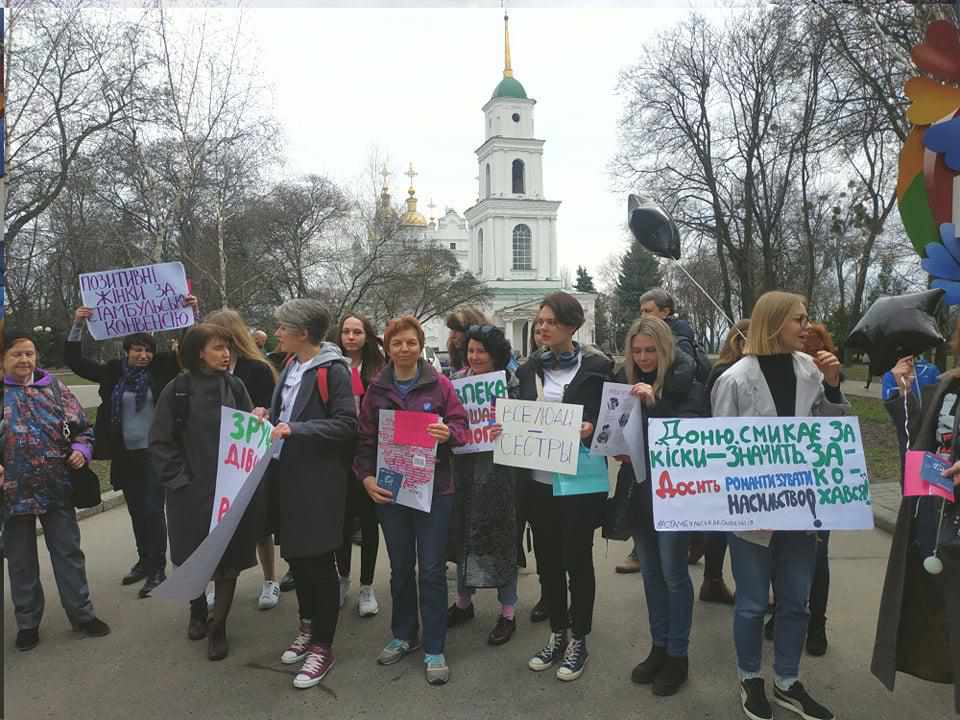 «Безпека – наша вимога», «Б’є – значить сяде», «За рівні права і можливості»: у Полтаві відбувся марш жінок. ФОТО, ВІДЕО