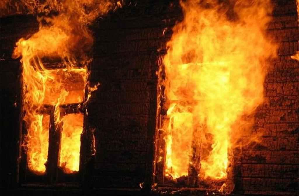 На Полтавщині горів будинок на двох господарів: пожежа знищила 300 квадратних метрів даху