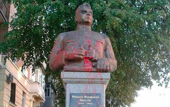 У Полтаві назбирали підписів за демонтаж пам’ятника Ватутіну 