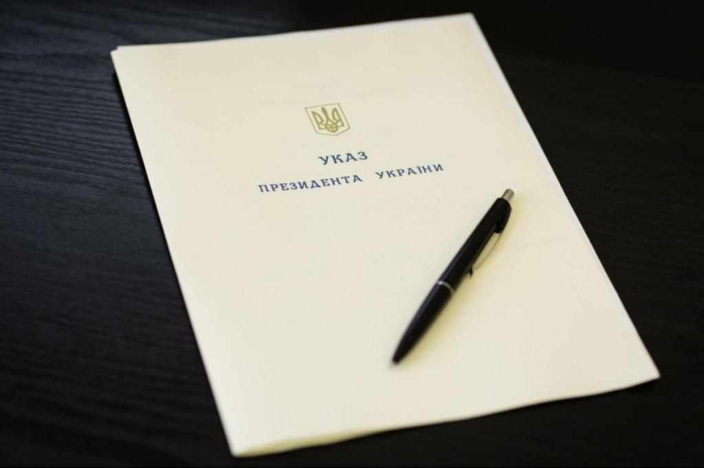 Медаль і почесні звання: Президент Зеленський відзначив полтавок із нагоди свята