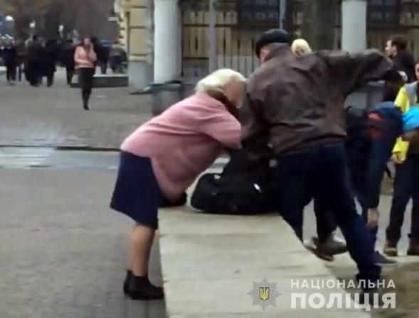 Бив дівчину в центрі Полтави: у прийомних батьків через жорстоке поводження забрали дитину