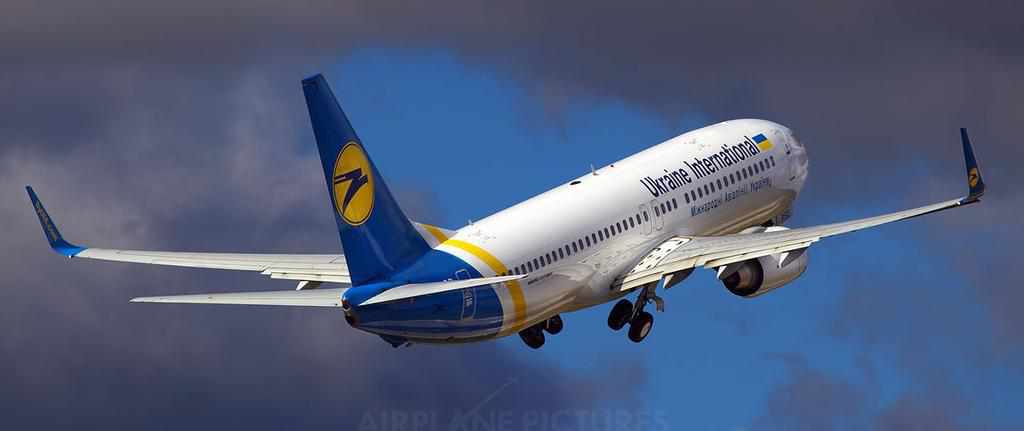 Через коронавірус авіакомпанії скасовують рейси у багато країн: перелік