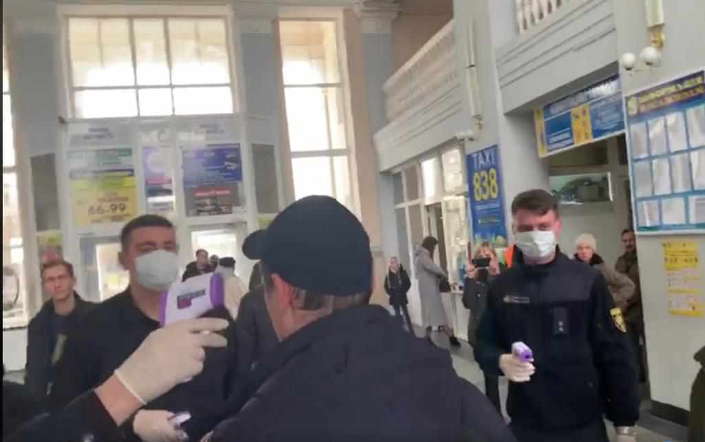 У Полтаві на вокзалах пасажирам вимірюють температуру через пандемію коронавірусу. ВІДЕО