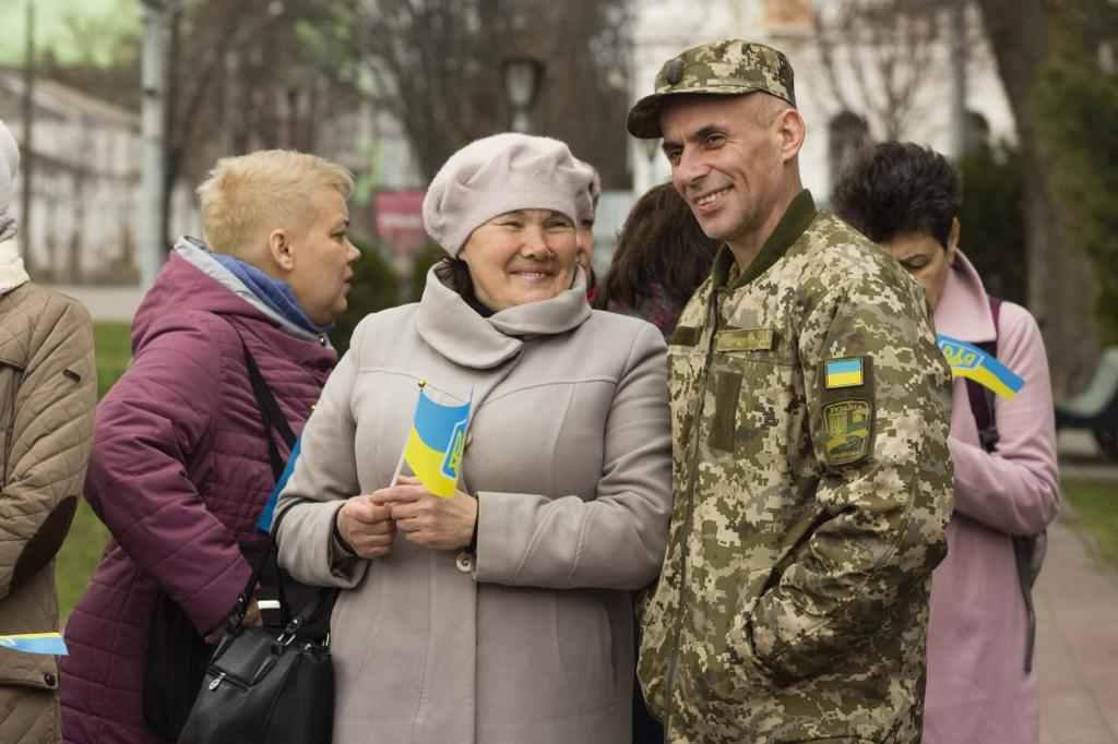 Підписання прапора, звернення до президента і допомога комбату: у Полтаві відзначили День добровольця. ФОТО