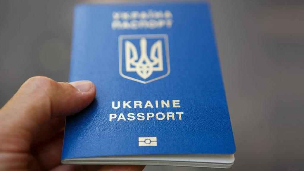 Карантин через коронавірус: консульства України призупинили видачу віз