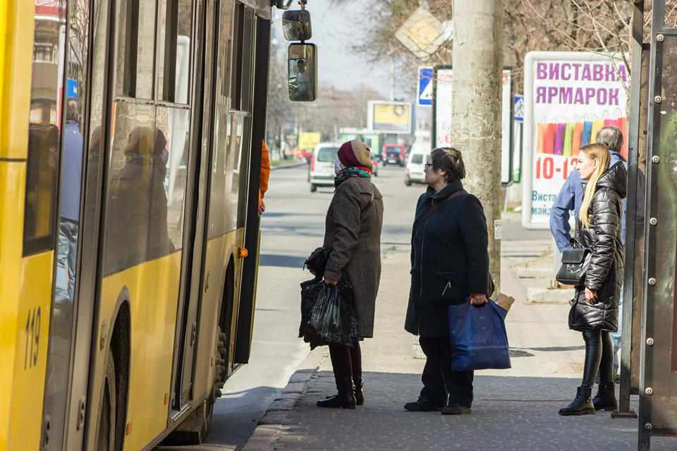 У Полтаві просять містян підвозити медиків, які добираються до роботи 