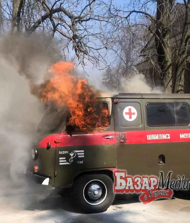 На Полтавщині під час руху загорілося авто швидкої. ФОТО, ВІДЕО
