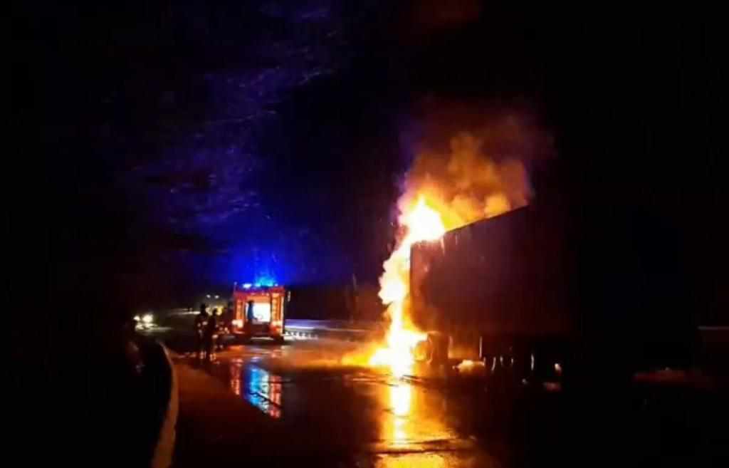У Полтавській області на дорозі загорілася вантажівка з картоном