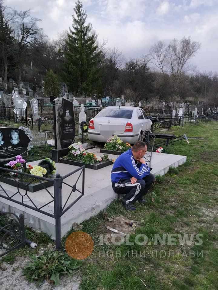 У Полтаві п’яний чоловік в’їхав у цвинтар: зруйновані три могили. ФОТО