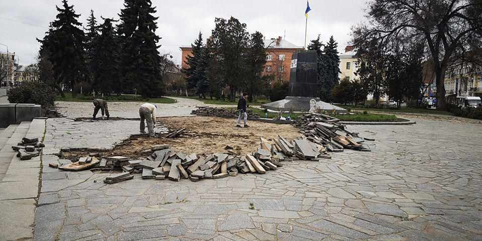 На площі Небесної сотні в Полтаві знімають гранітну плитку: хто і навіщо. ФОТО