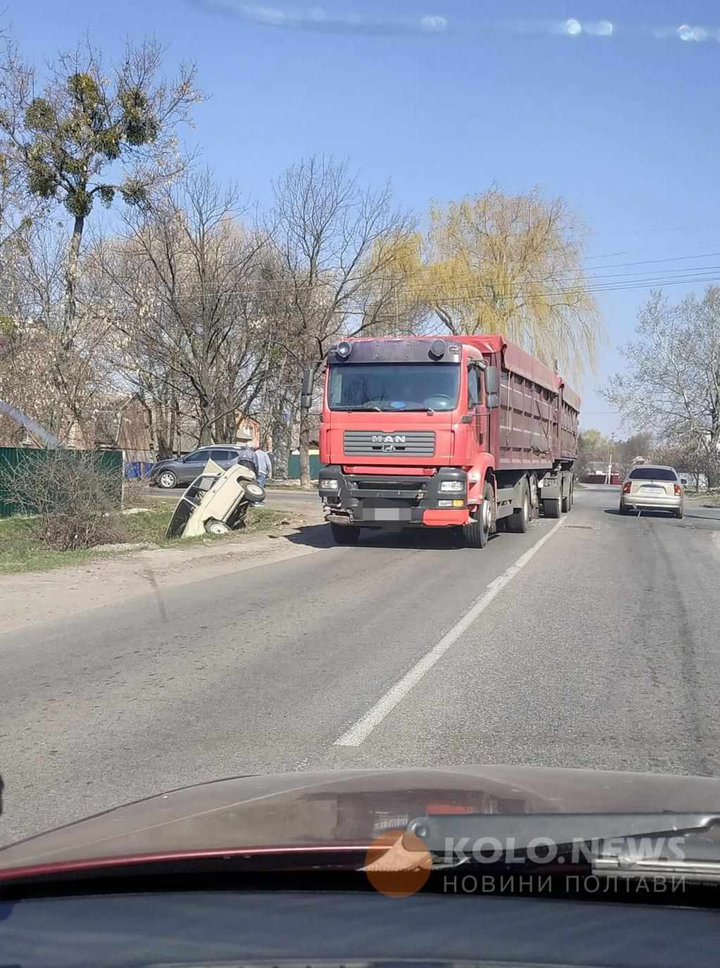 ДТП у Полтаві: зіткнулись вантажівка та легковик. ФОТО. ОНОВЛЕНО