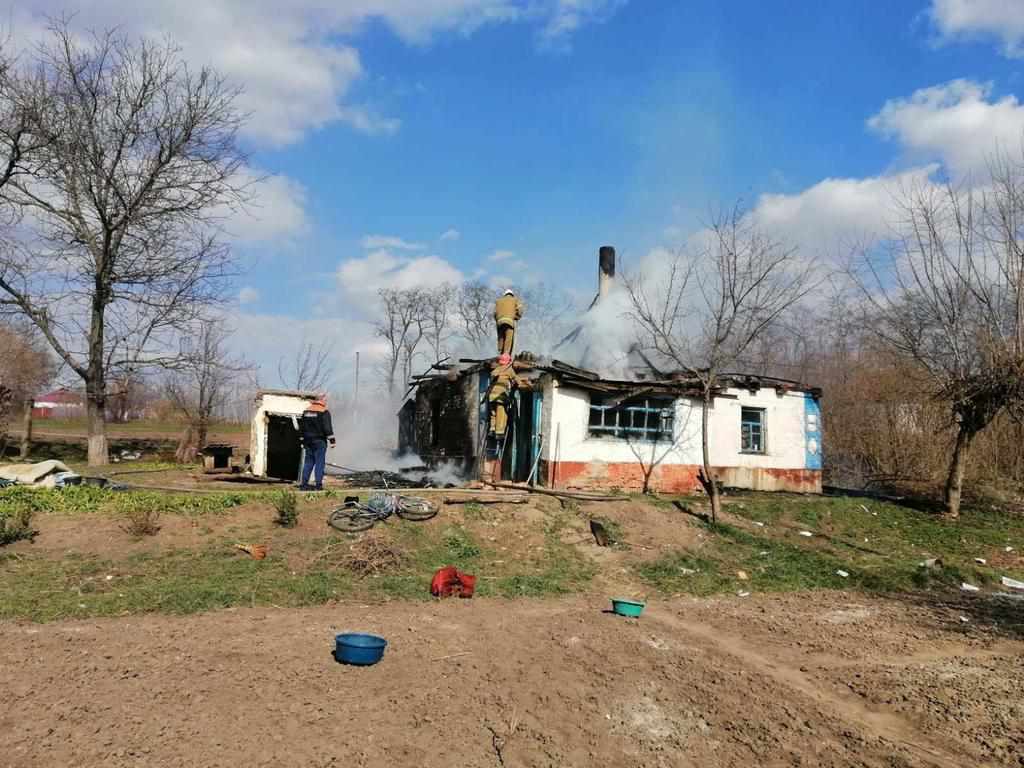 На Полтавщині через димар ледь не згоріла хата. ФОТО