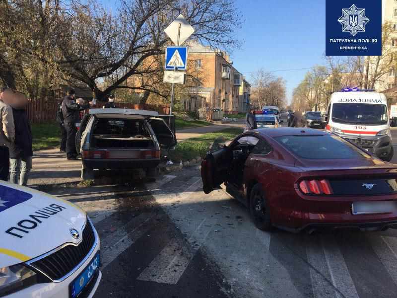 На Полтавщині на перехресті зіткнулися Ford Mustang та жигулі