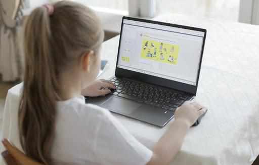 Стартують онлайн уроки для школярів: час, програма занять та як приєднатися 
