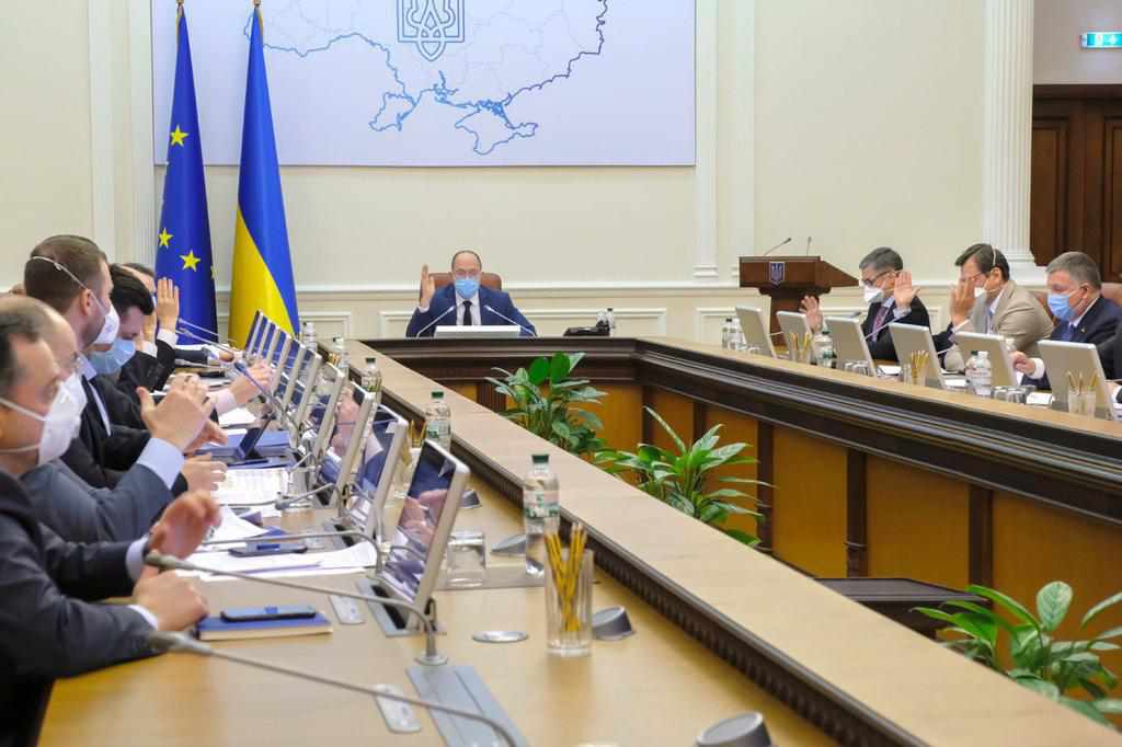 Уряд вніс зміни до карантинних обмежень: хто може працювати і кому за 60 можна виходити