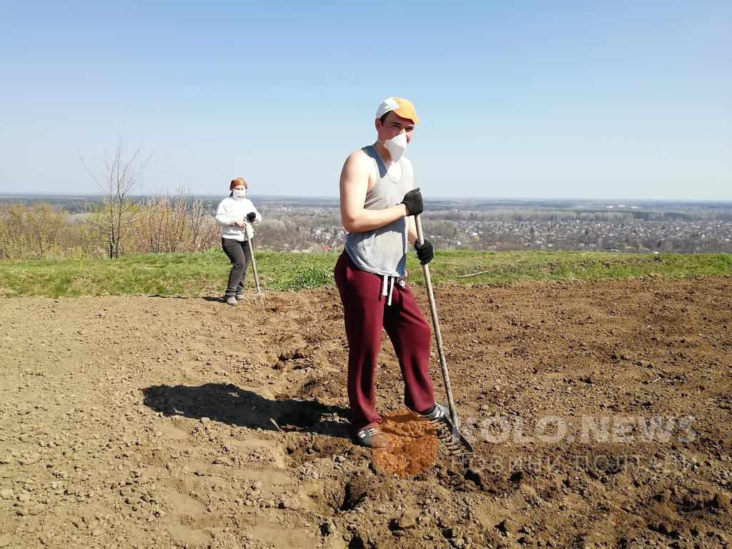 Полтавці саджають городи у масках: жорсткий карантин у дії. ФОТО