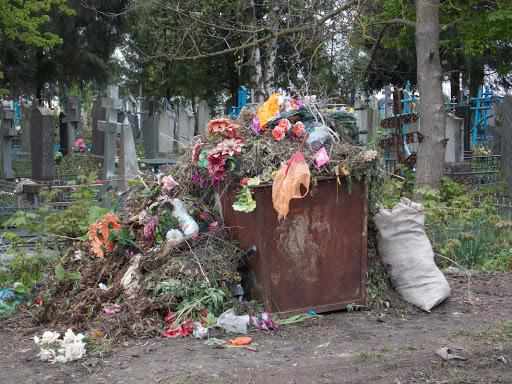 Полтавців закликають не нести штучні квіти на кладовище