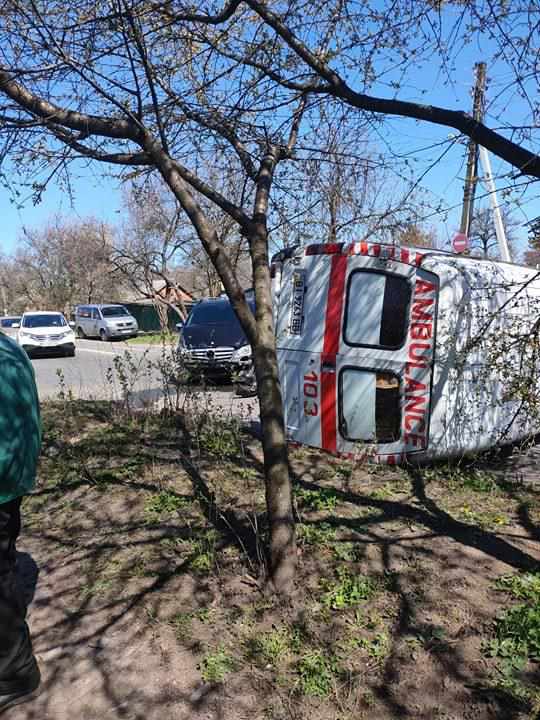 У Полтаві перекинулась машина служби 103. ФОТО, ВІДЕО. ОНОВЛЕНО