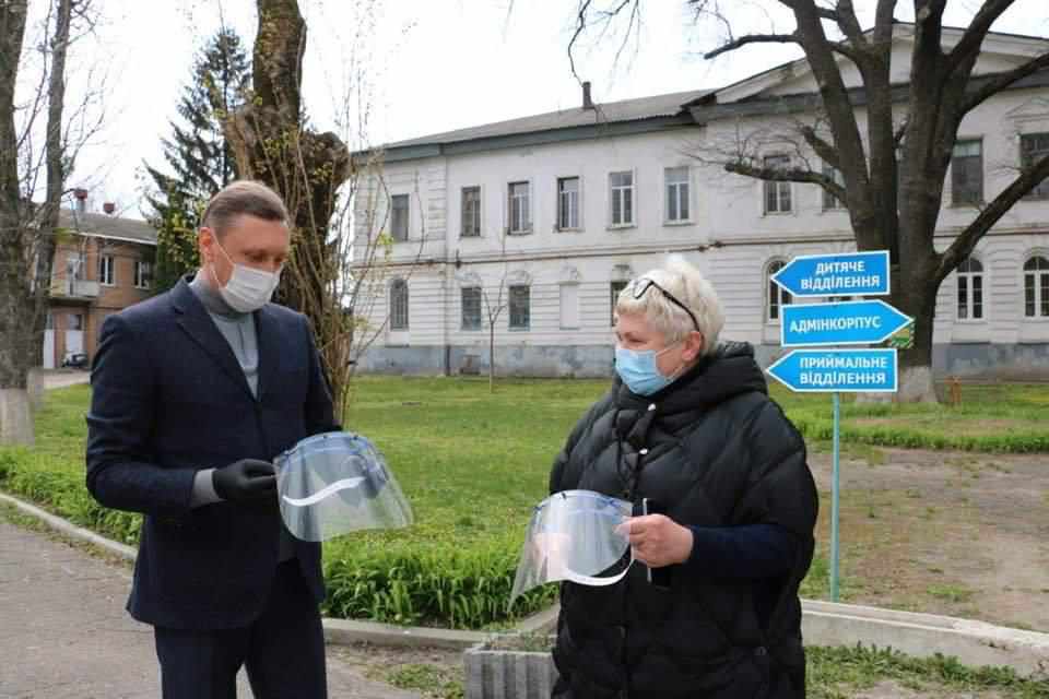Університет Полтави виготовив і передав інфекційній лікарні маски-екрани для персоналу. ФОТО