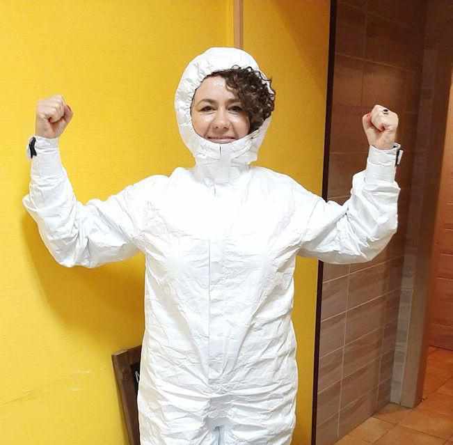 Полтавцям показали захисні костюми для медиків, на які волонтери збирали кошти