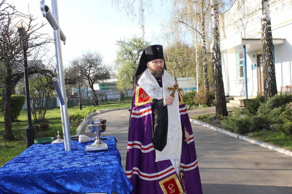 На Великдень з кранів полтавців бігтиме освячена вода: люди зможуть посвятити паски самостійно