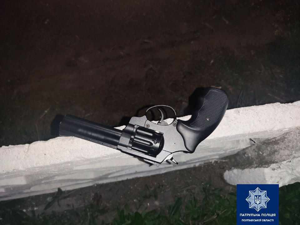 У Полтаві патрульні затримали чоловіка, який гуляв з пістолетом