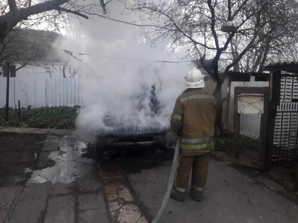 На Полтавщині в пожежі згоріло авто, вдалося врятувати будинок