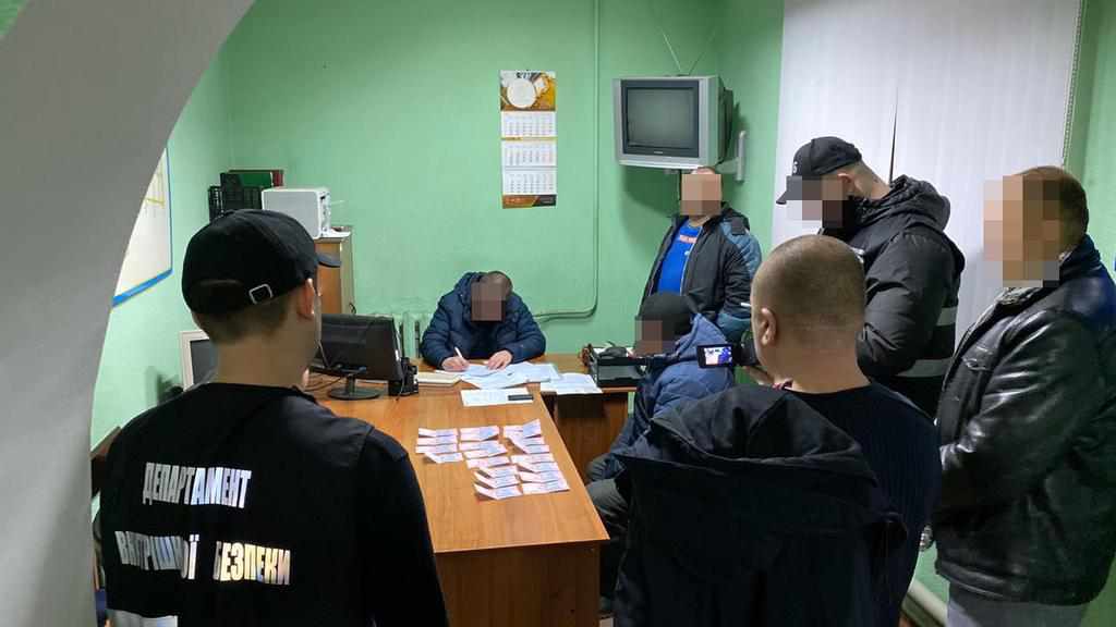 На Полтавщині судили чоловіка, який намагався підкупити поліцейських