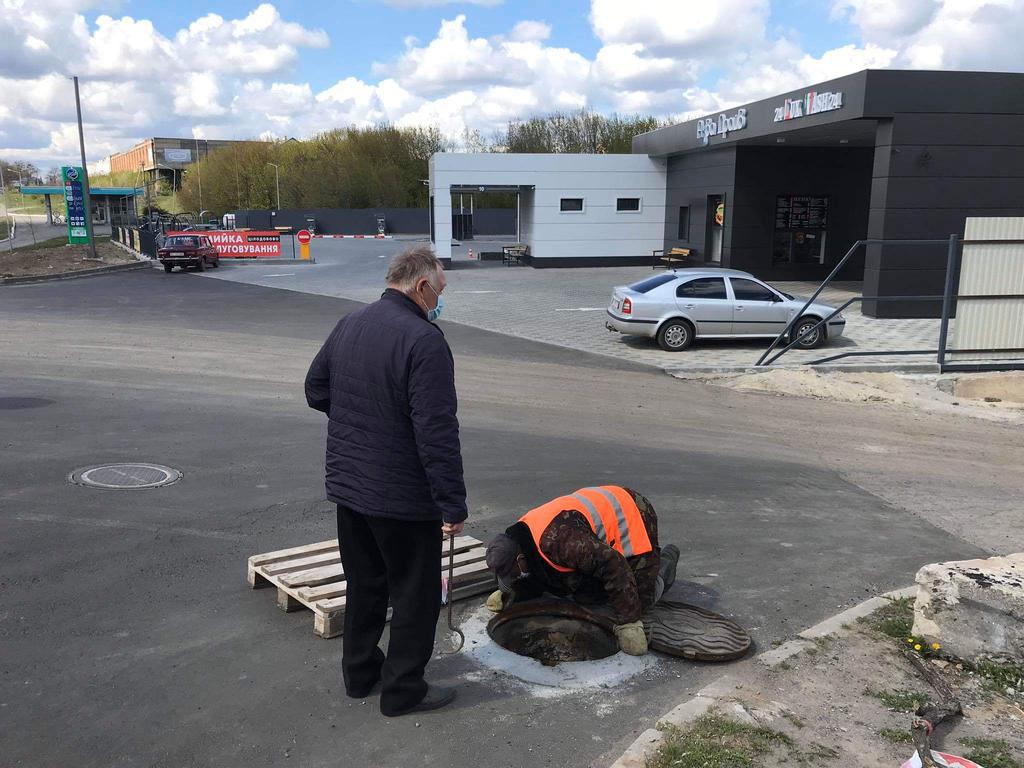 У Полтаві працювала автомийка, незаконно врізавшись у каналізацію. ФОТО