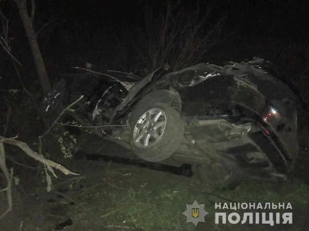 ДТП на Полтавщині: легковик злетів з дороги та протаранив дерево
