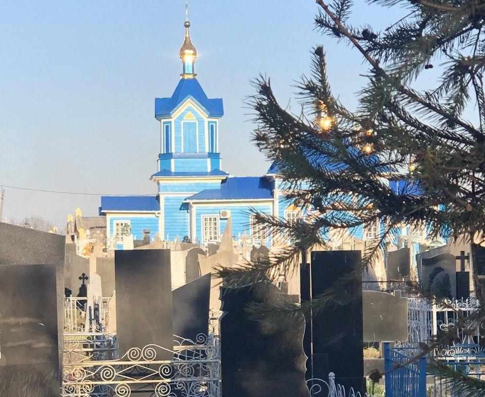 На Полтавщині обмежать доступ на кладовища, а поминальні дні перенесуть на червень