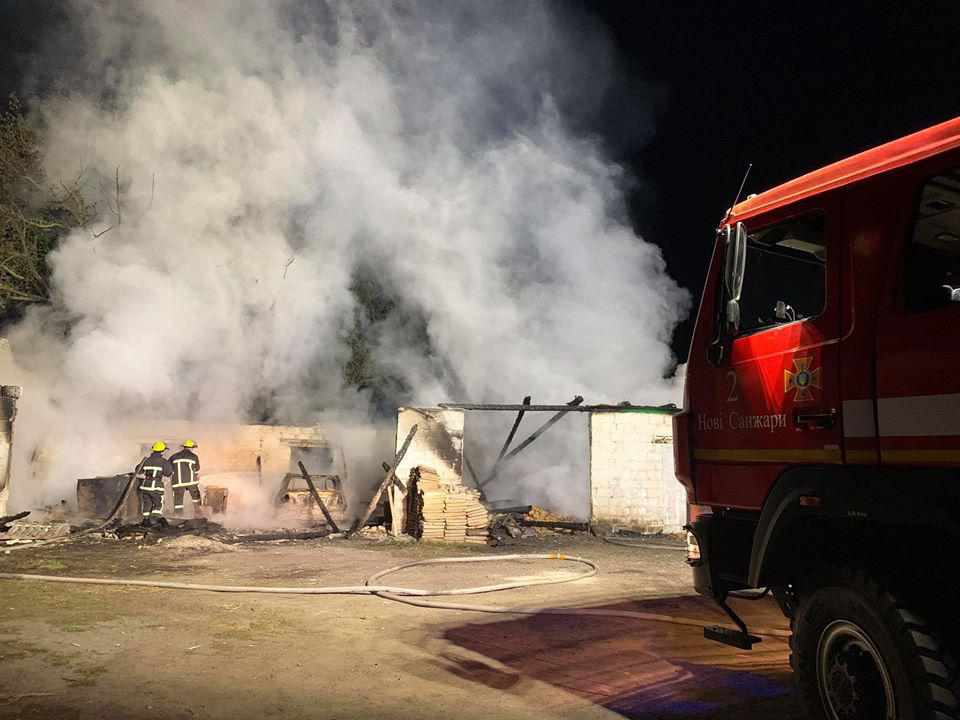 На Полтавщині згоріли гаражі й автомобіль комунального господарства