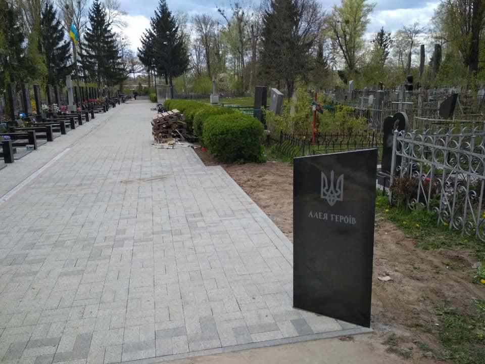 На полтавському міському кладовищі завершують будувати третю частину меморіального комплексу бійців АТО/ООС