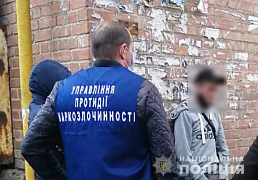 У Полтаві затримали наркоторговця, який продавав «Метадон» через «закладки»