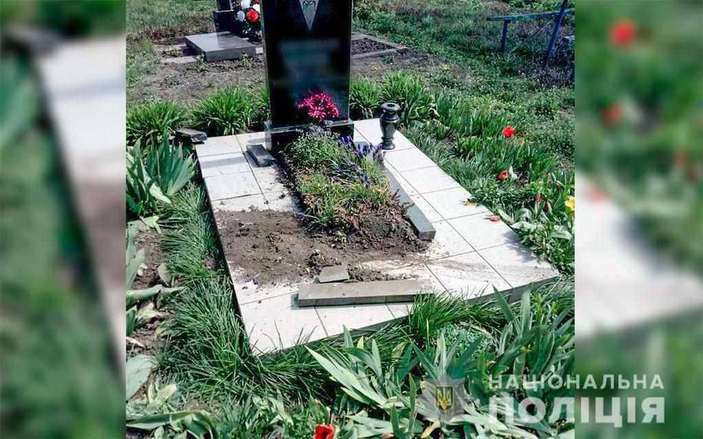 На Полтавщині чоловік напідпитку протаранив пам’ятник на цвинтарі