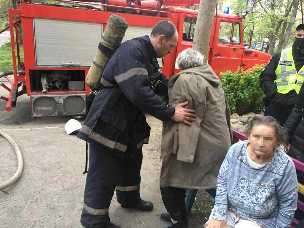 На Полтавщині з палаючої квартири врятували двох людей. ФОТО