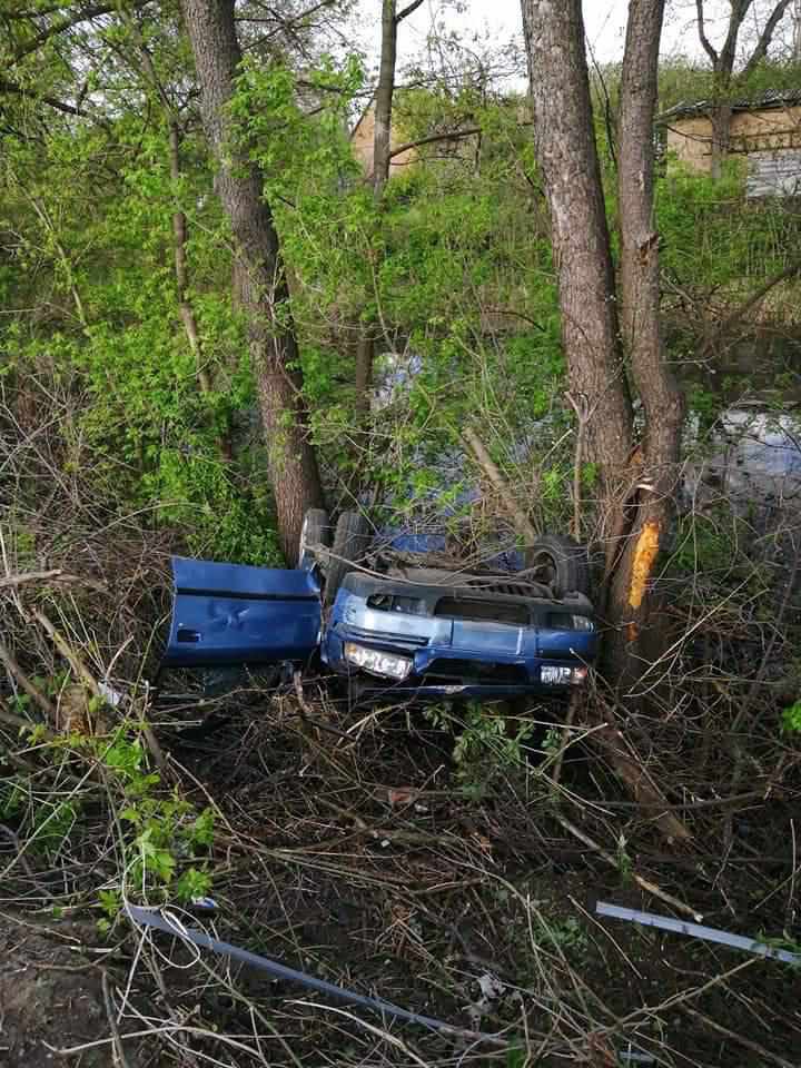 ДТП у Полтаві: авто злетіло з дороги та зависло над річкою. ФОТО