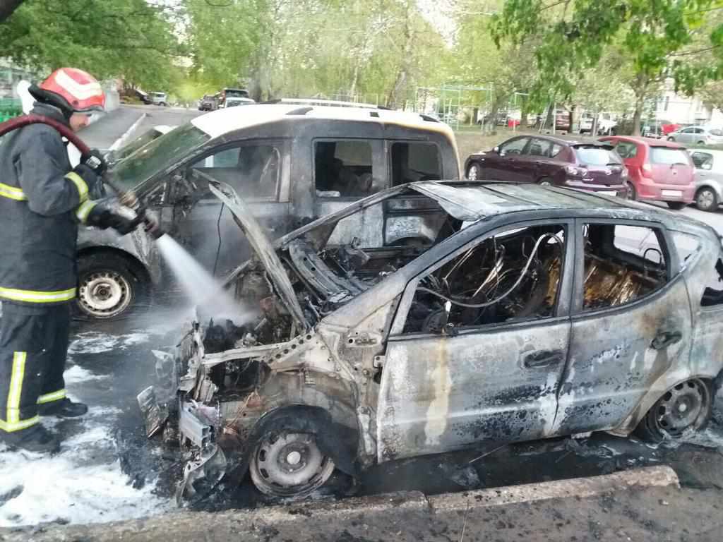 У Полтаві зранку згорів автомобіль, ще один – пошкоджено. ВІДЕО