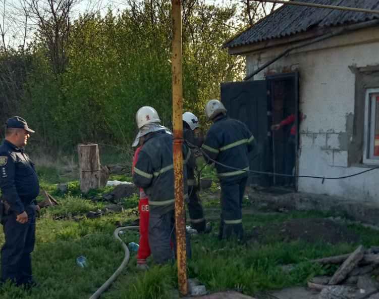 На Полтавщині з палаючого будинку врятували двох людей