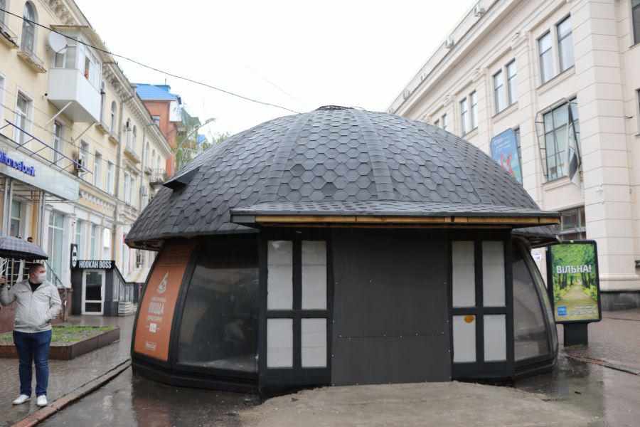 У Полтаві демонтували МАФ біля ЦУМу. ФОТО