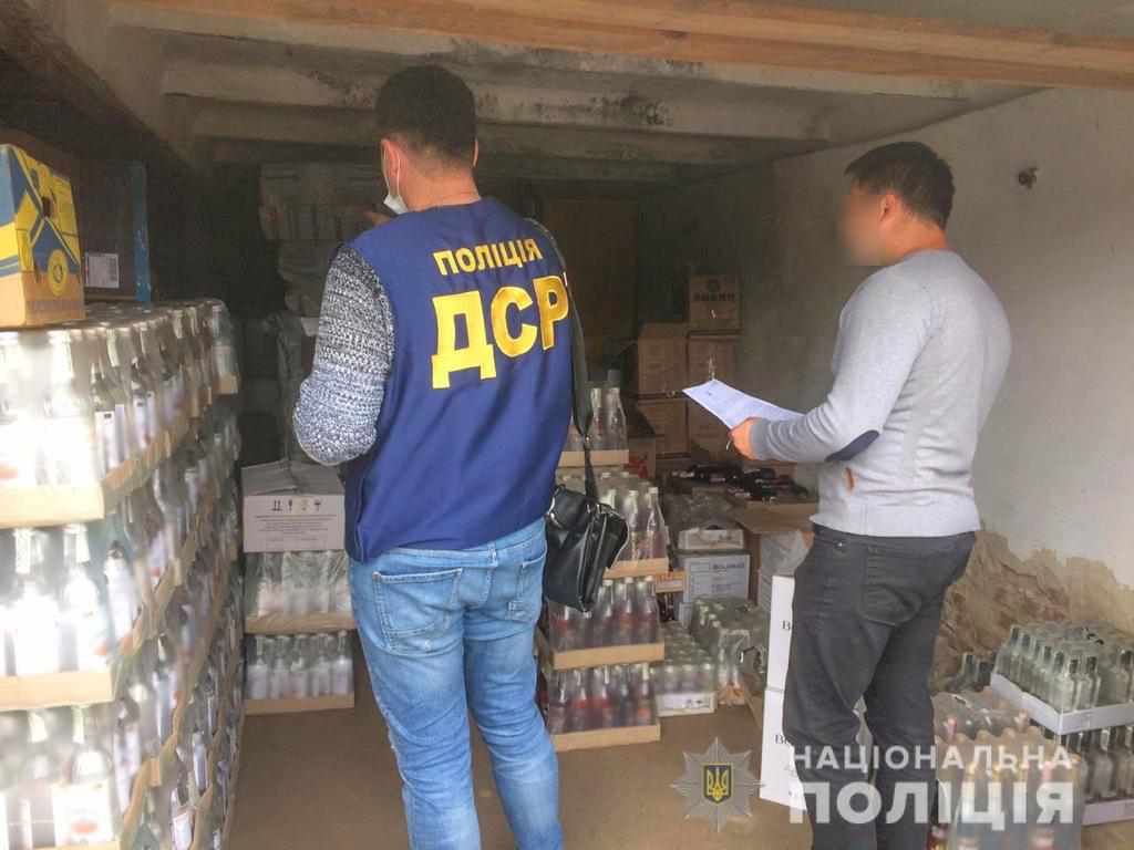На Полтавщині податківець «кришував» розповсюдження небезпечного алкоголю