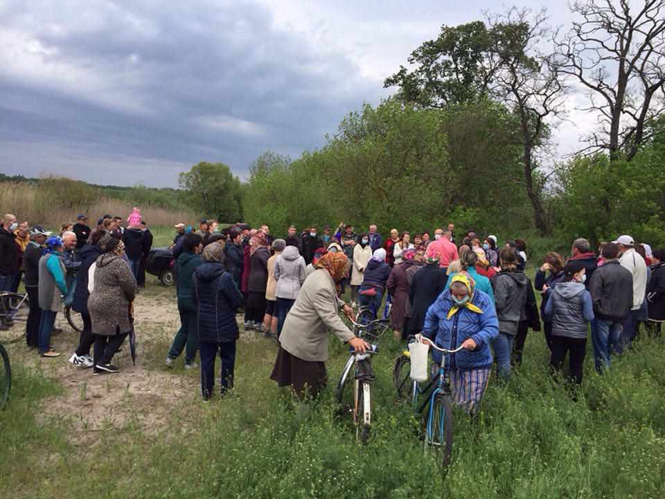 На Полтавщині село, де розорюють луки, на знак протесту оголосило флешмоб