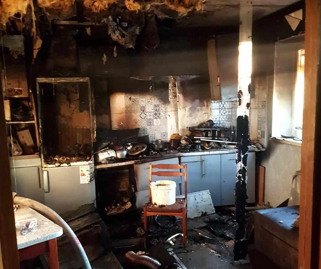 У Полтаві з палаючого будинку врятували жінку