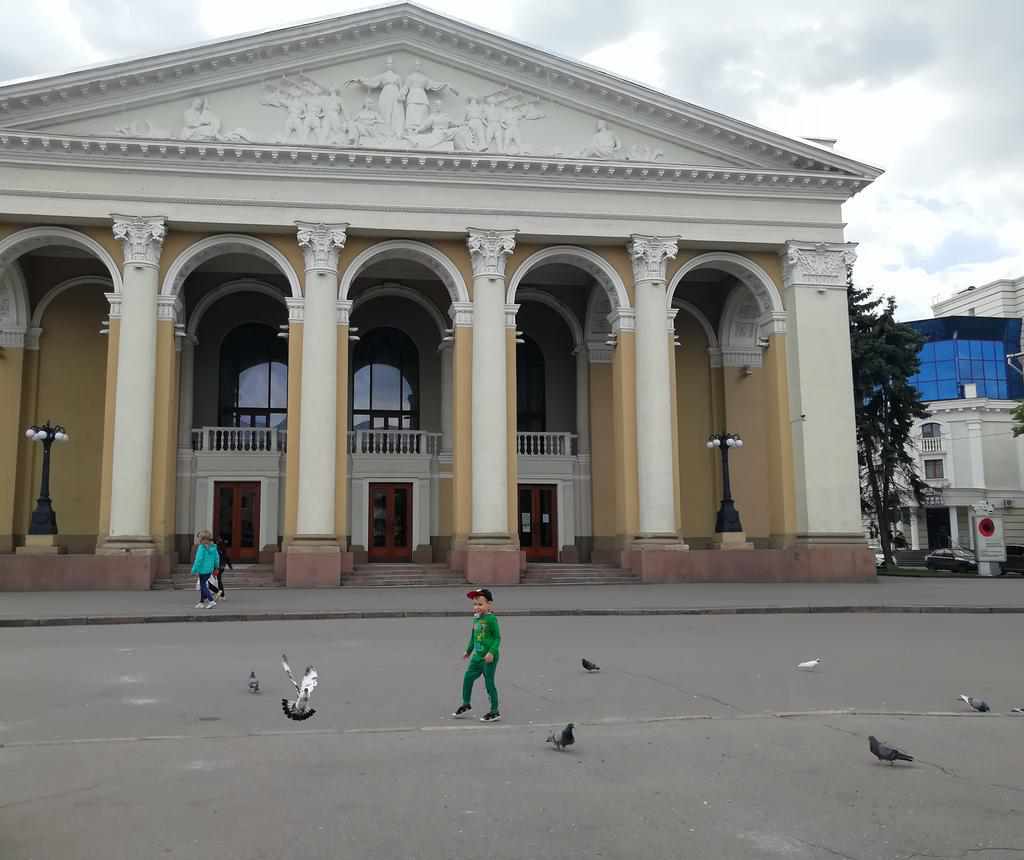 Театр у Полтаві оминають голуби: в чому секрет чистоти фасаду. ФОТО