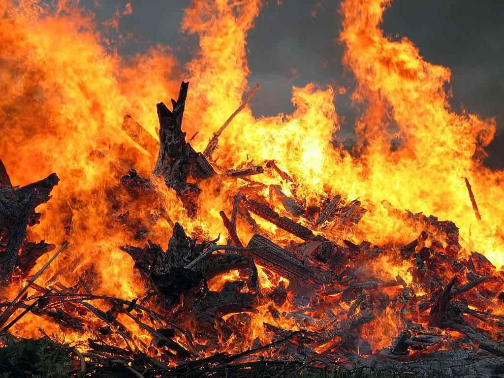 На фермі на Полтавщині згоріли два трактори, легковик і склад