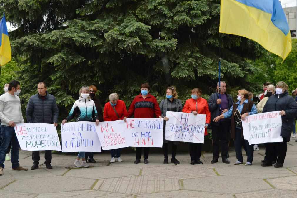 Громади Кирило-Ганнівки та Ковалівки мітингували під Полтавською ОДА: до них ніхто не вийшов. ВІДЕО