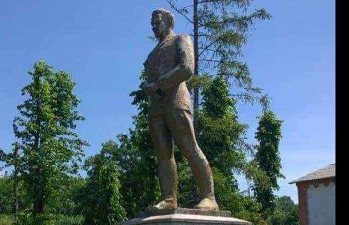 На Полтавщині демонтували пам’ятник комуністичному діячеві